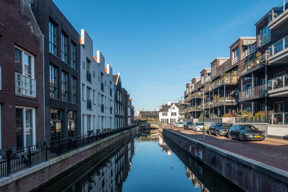 Huurder in de woonkamer met verzekering documenten