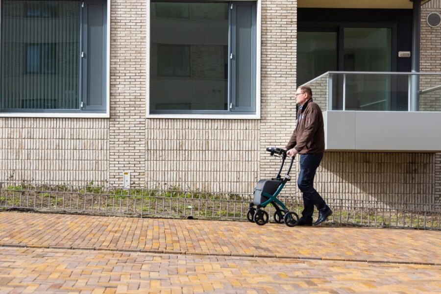 Persoon die nadenkt over overlijdensrisicoverzekering