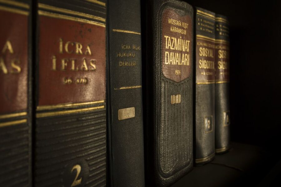 Mensen die juridische documenten doornemen