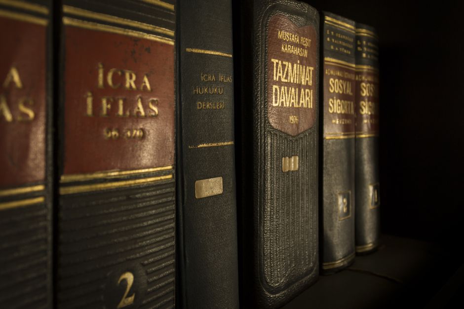 Mensen die juridische documenten doornemen