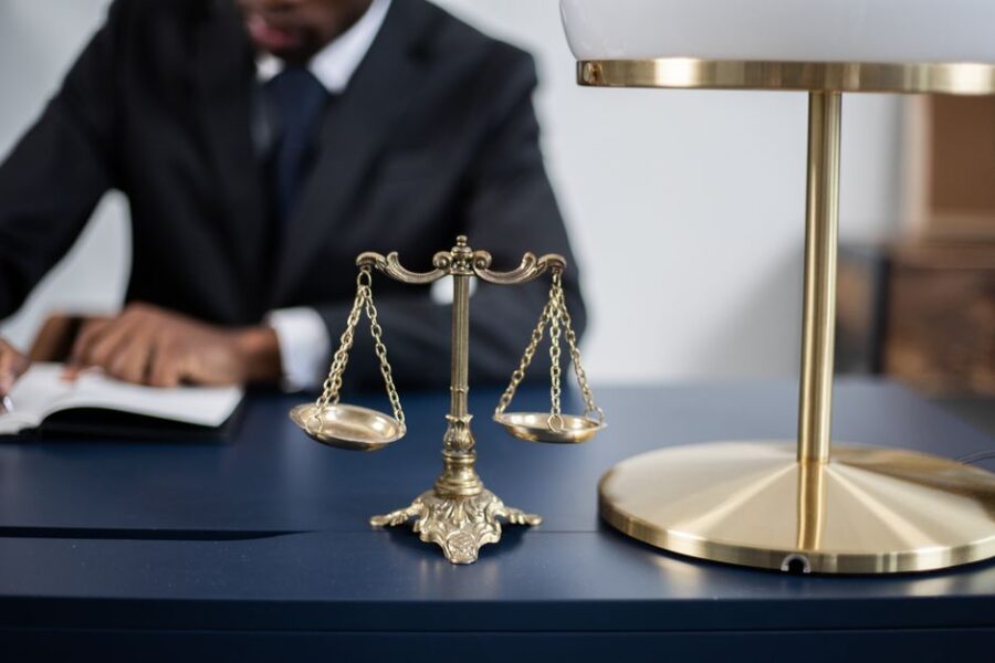 Afbeelding van een advocaat die juridische bijstand biedt