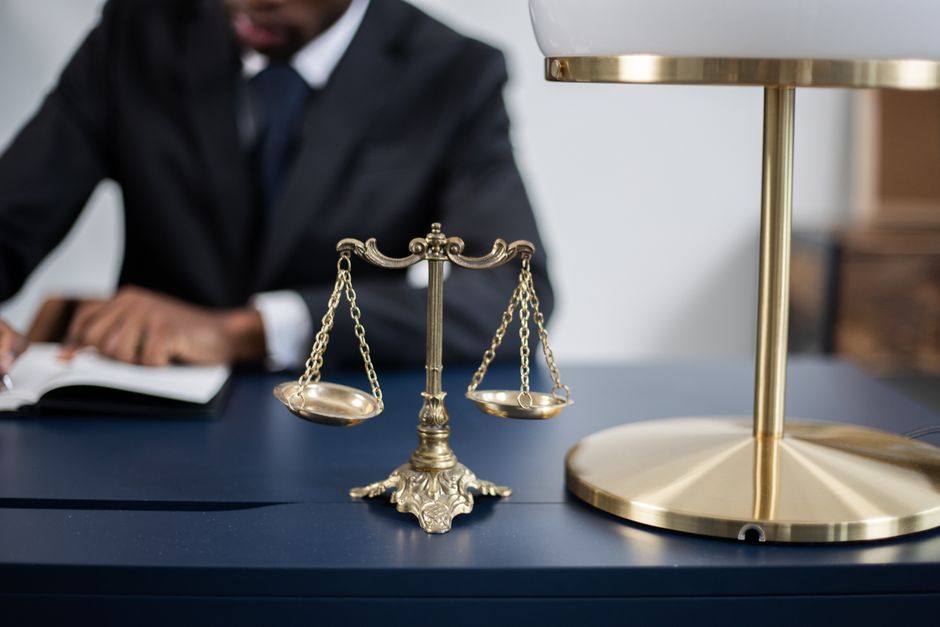 Afbeelding van een advocaat die juridische bijstand biedt