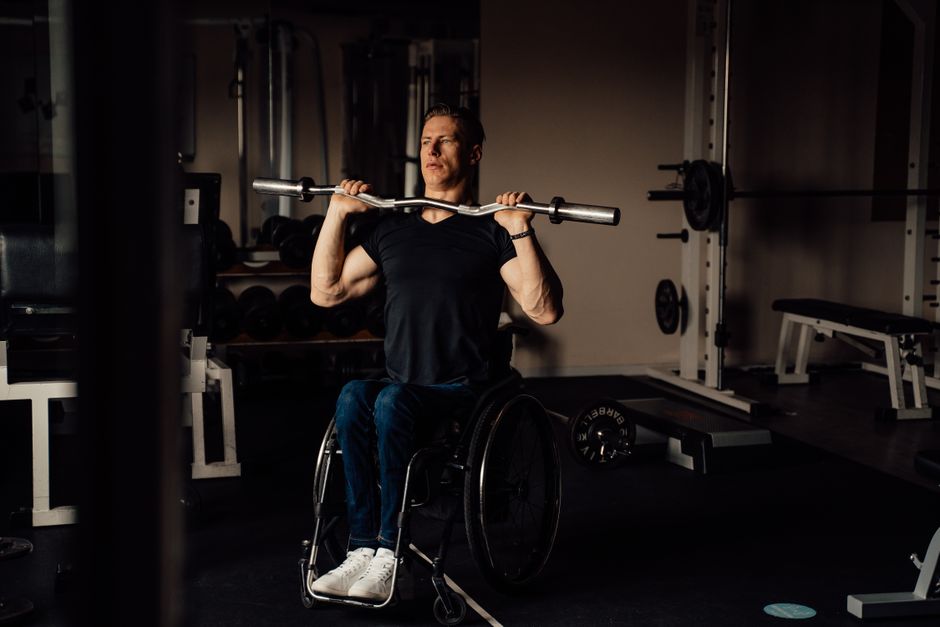 sporters die samen een wedstrijd spelen en aan het sporten zijn