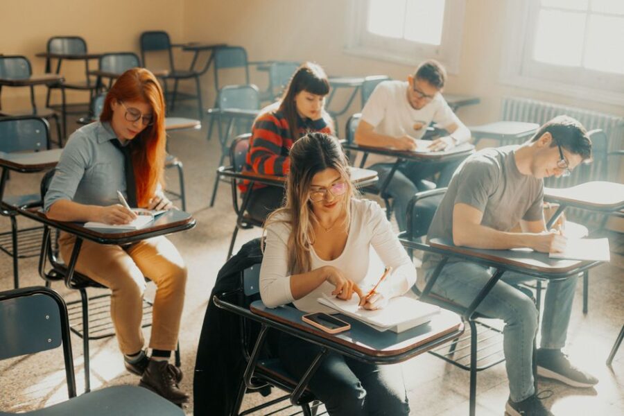 Student kamer met meubels en persoonlijke spullen