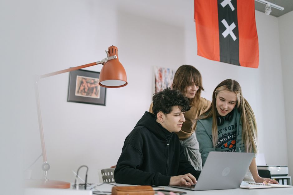 Student met laptop in gedeeld huis