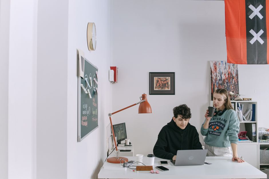 Student die zijn inboedelverzekering afsluit