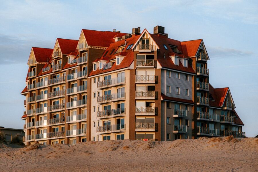 Een afbeelding van een huis met een verzekeringsovereenkomst