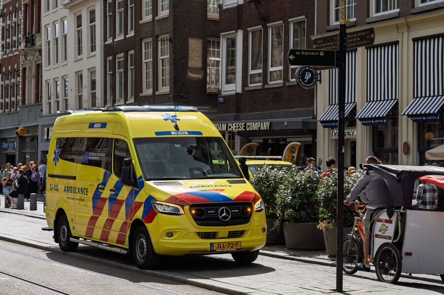 Huurder die nadenkt over aansprakelijkheidsverzekering