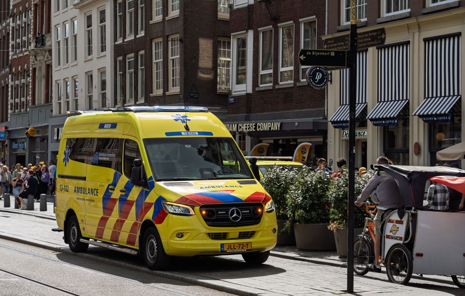 Huurder die nadenkt over aansprakelijkheidsverzekering