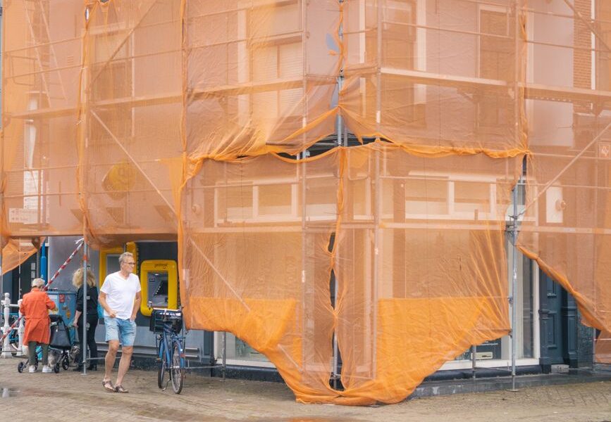 Persoon maakt zich zorgen over schade aan gehuurde spullen