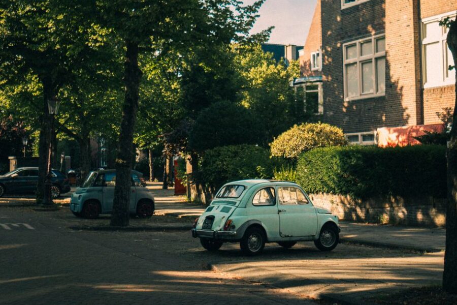 Kantoor met zelfstandige die werkt aan een autoverzekering