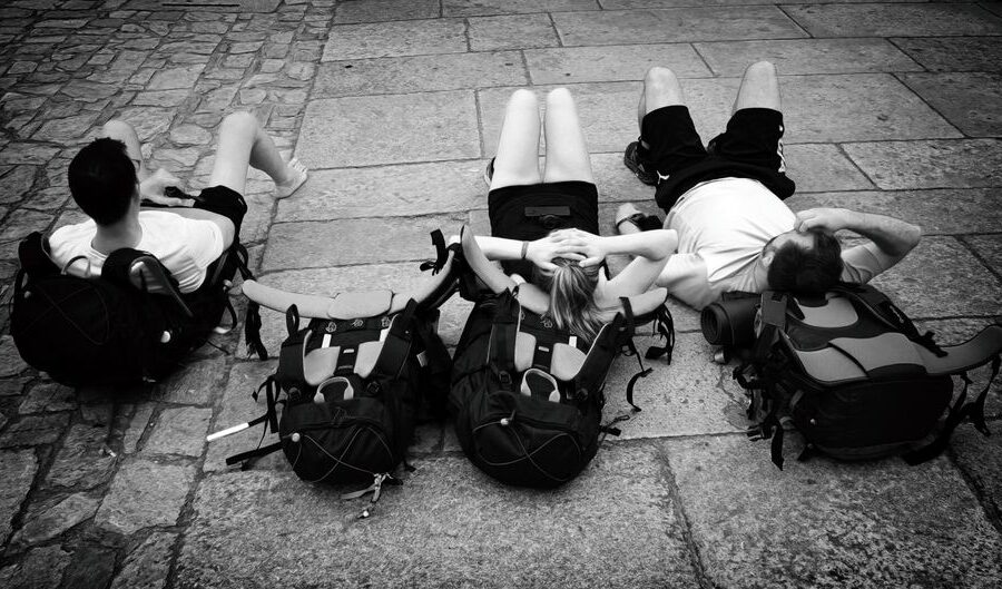 Backpackers onderweg in de natuur