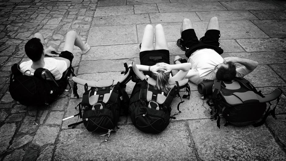 Backpackers onderweg in de natuur