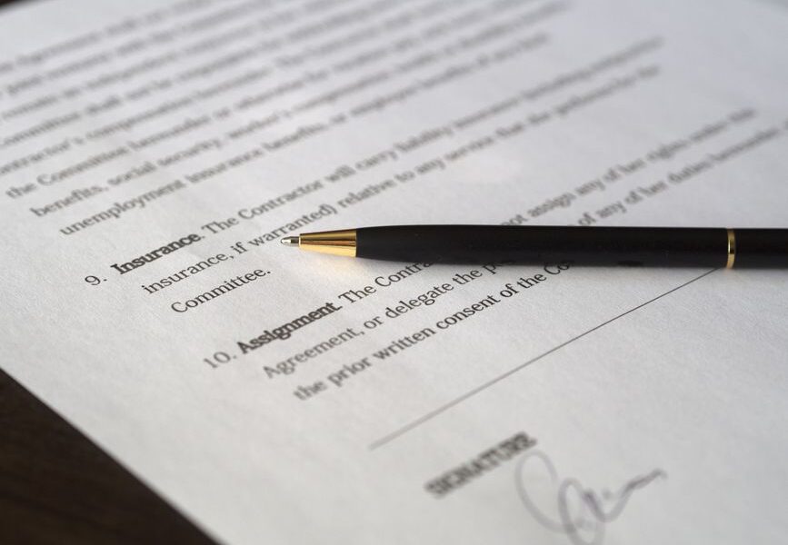 Ondernemer werkt aan laptop met documenten