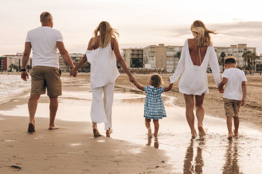 Een jonge familie samen, symboliseert bescherming en zekerheid.