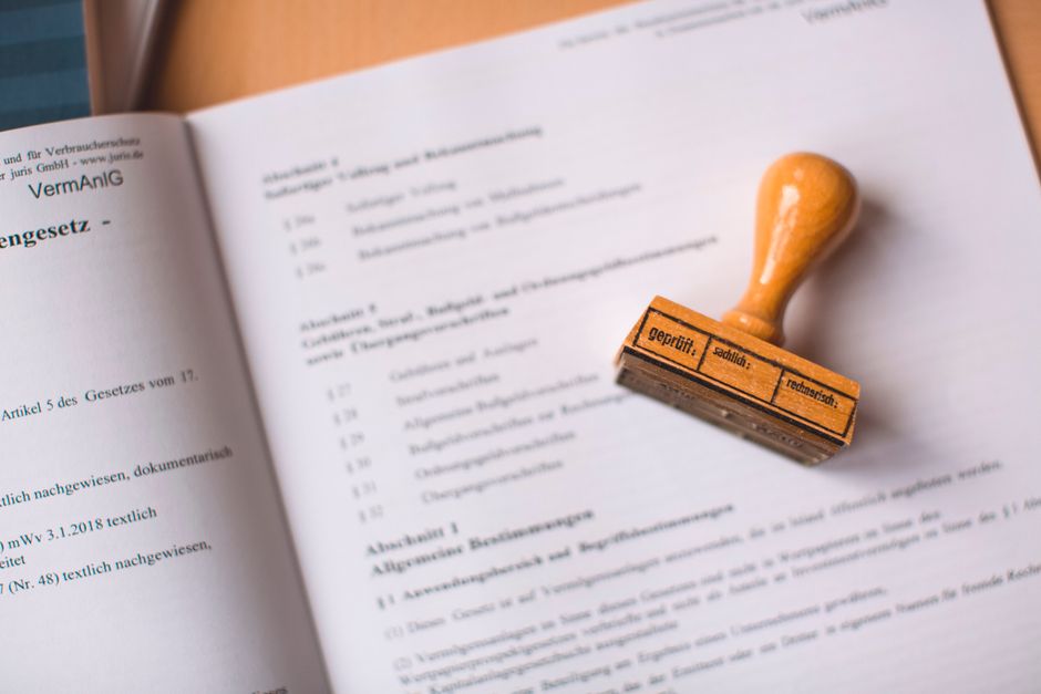 Een gezin dat juridische documenten doorneemt
