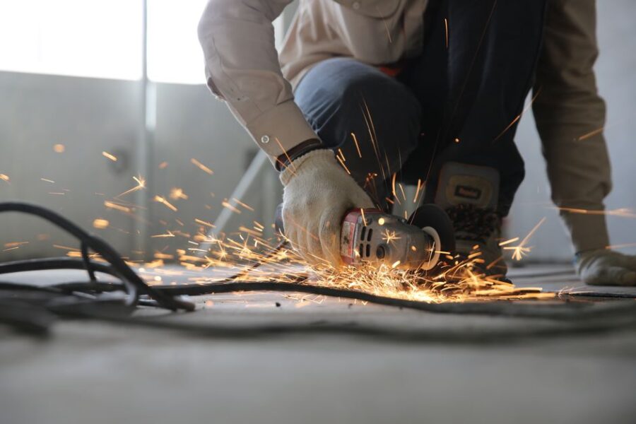 Afbeelding van een persoon die met een laptop aan het werk is