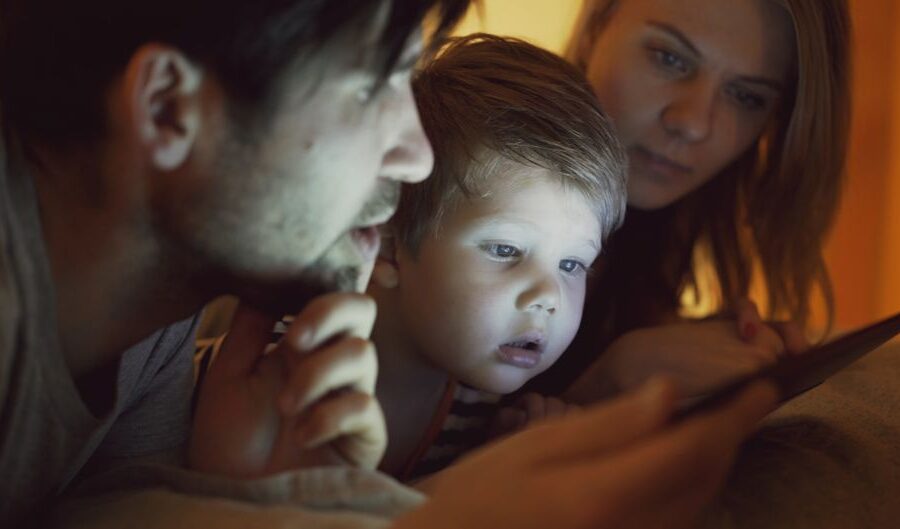 Een gezin dat overlegt over een levensverzekering voor kinderen