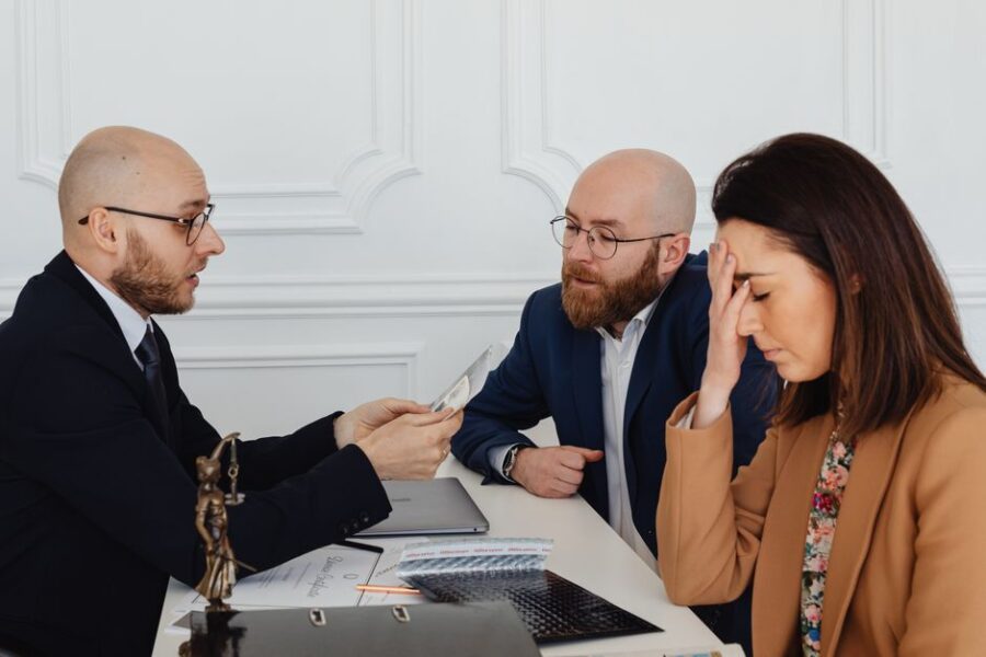 Mediator helpt bij een juridische discussie