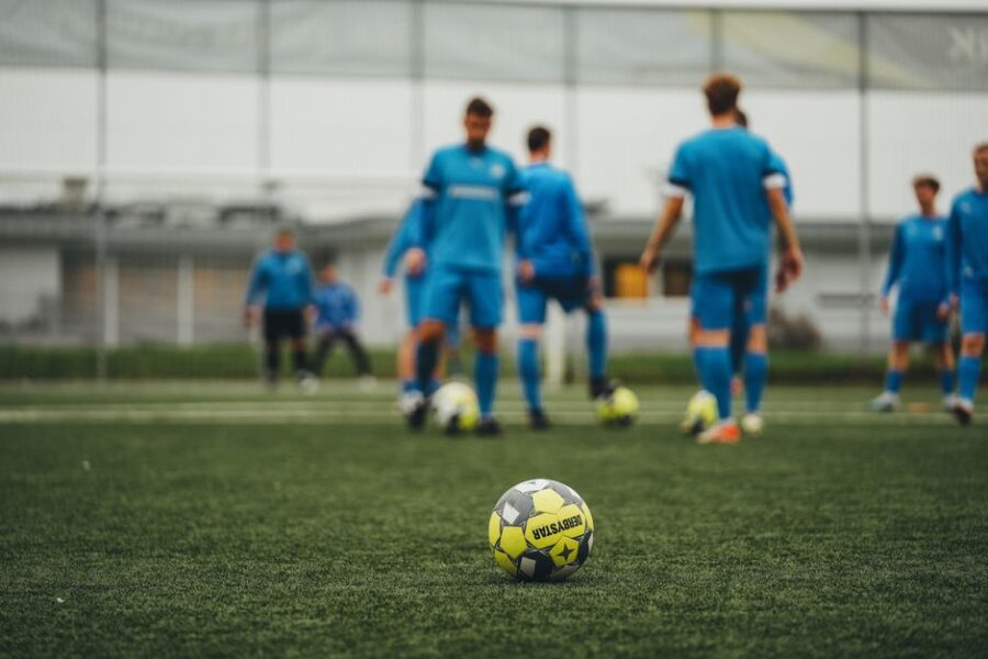 Een groep mensen die sport en plezier maakt.