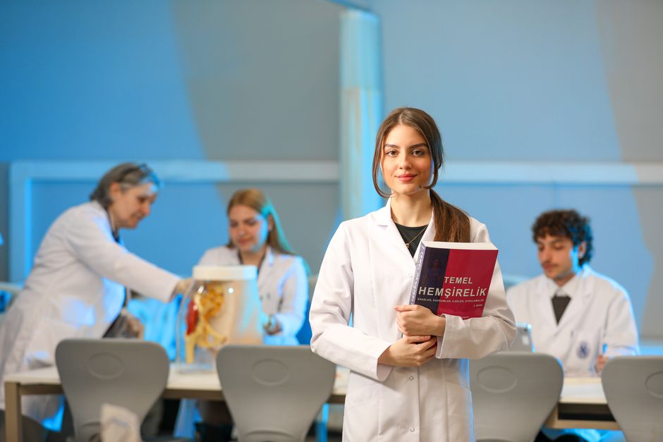 Student die een zorgverzekering vergelijkt aan een bureau