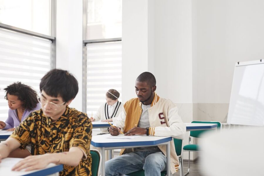 Student aan het studeren met zorgverzekering documenten