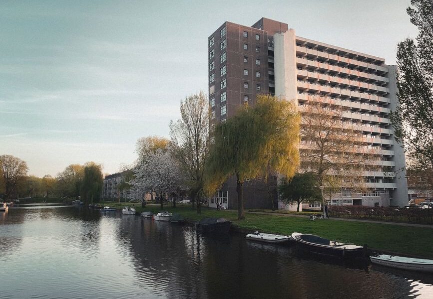 Studente in een studentenhuis met boeken