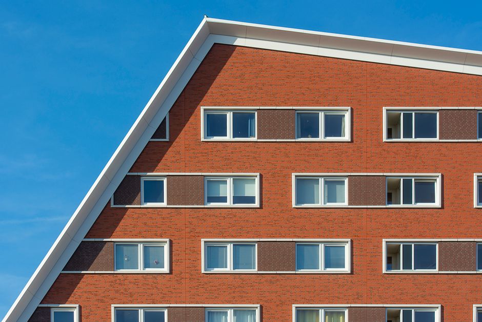 Student in een studentenwoning met laptop