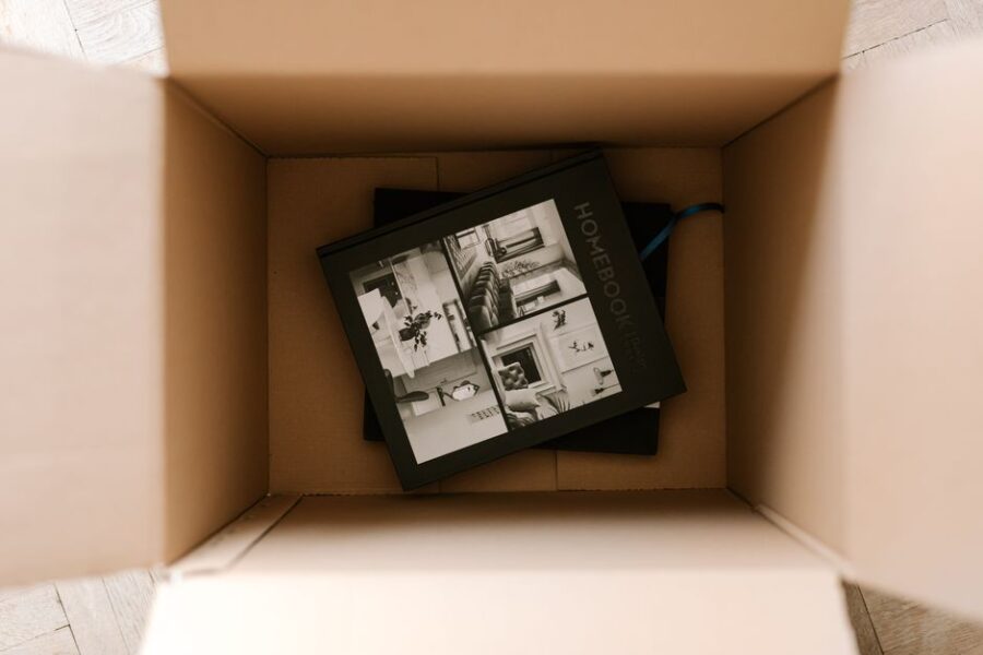 Verhuizing met dozen en meubels