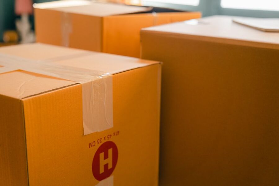 Verhuizing met dozen en meubels