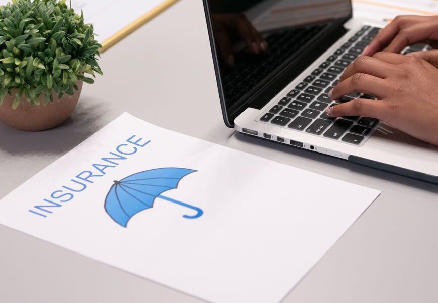 persoon bespreekt aansprakelijkheidsverzekering