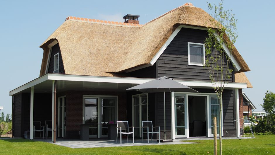 Een woning met een tuin