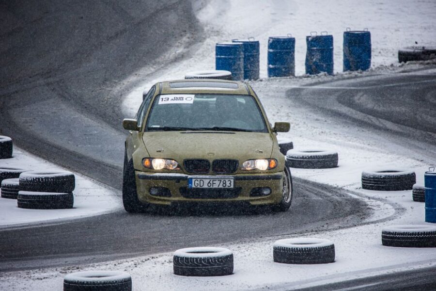 Een auto met schade in de winterse omstandigheden