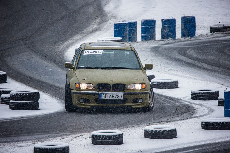 Een auto met schade in de winterse omstandigheden