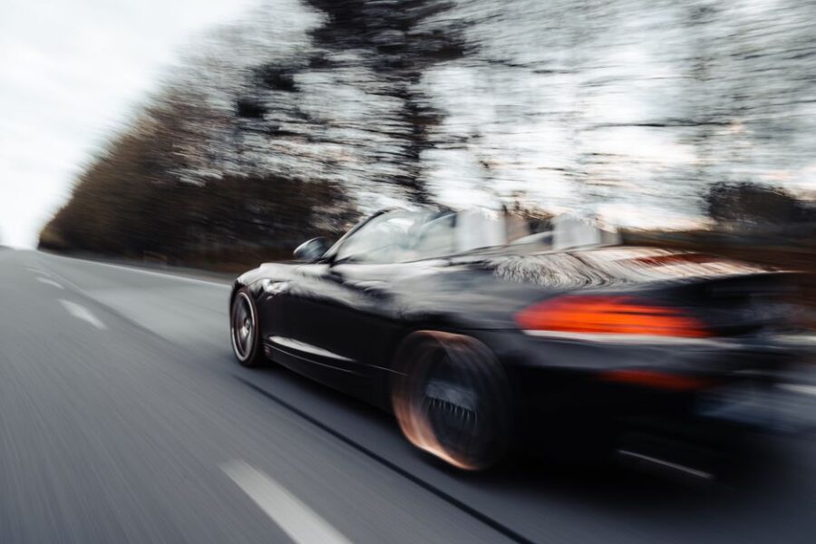 Twee auto’s geparkeerd naast elkaar