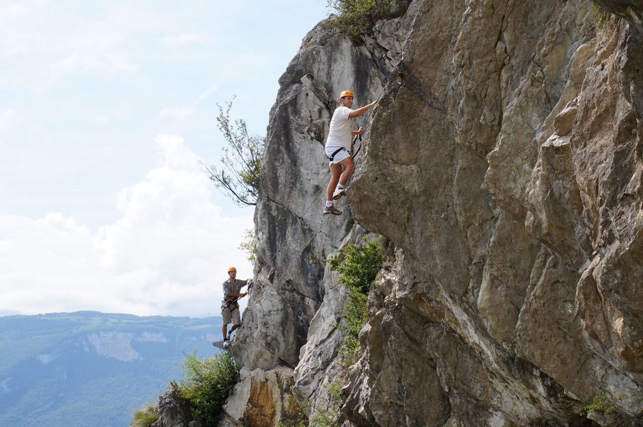 Mensen die bungeejumpen in de natuur