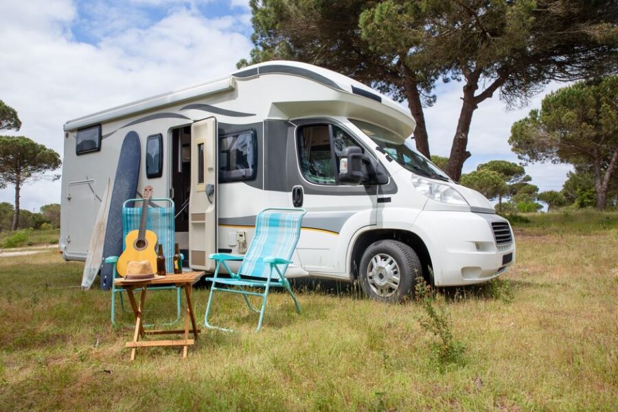 Camper op vakantie in de natuur