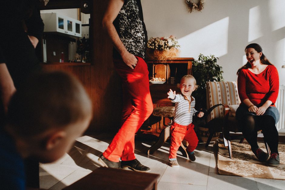 Een gezin met kinderen die samen tijd doorbrengen.