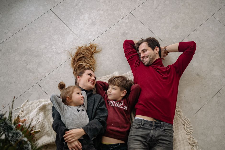 Gezin met kinderen in een gelukkige omgeving