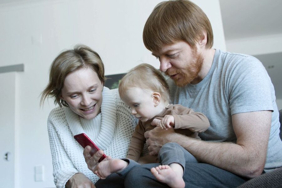 Jonge ouders met kinderen die nadenken over financiële bescherming