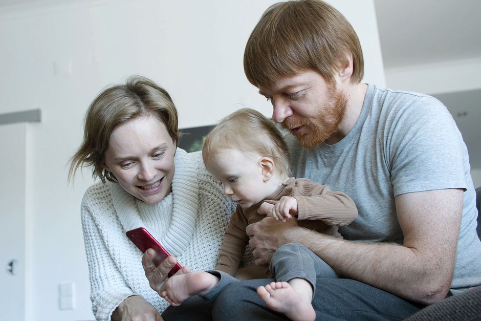 Jonge ouders met kinderen die nadenken over financiële bescherming