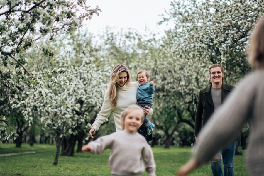 Gezin met kinderen die zorgverzekering bespreekt