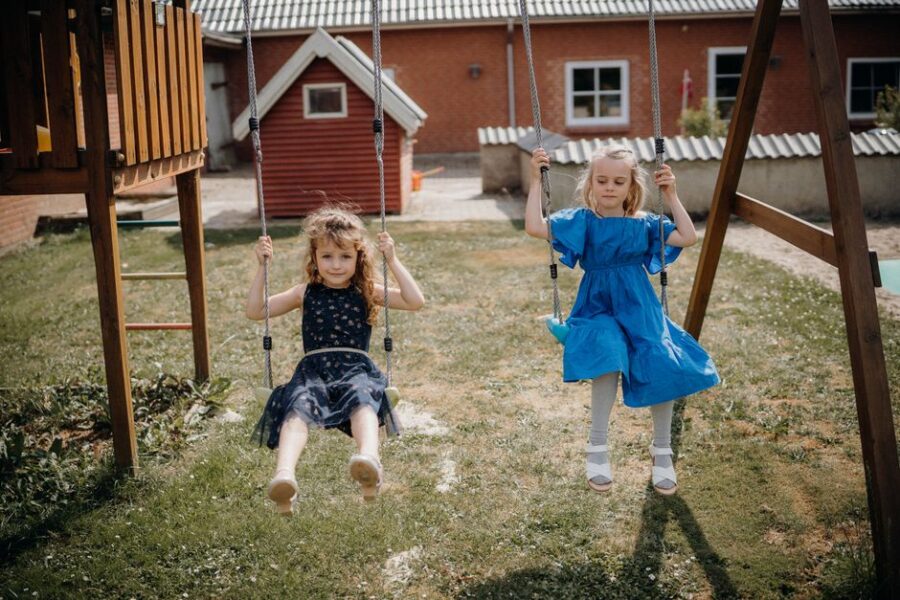 Kinderen die spelen in een park