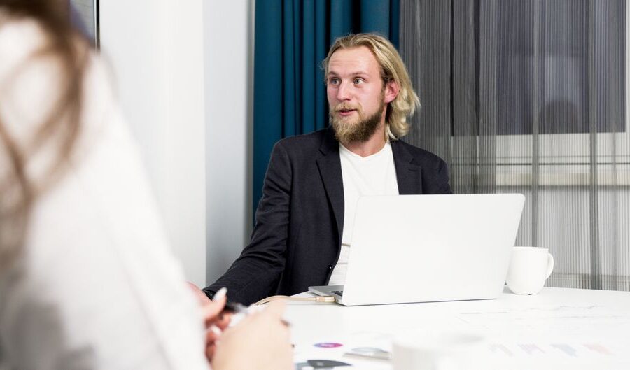ondernemer aan het werk met een laptop