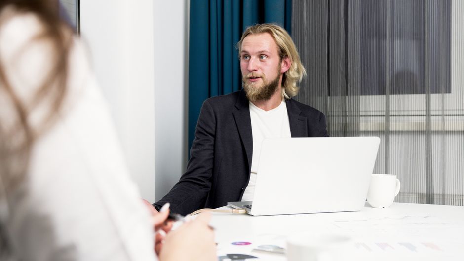 ondernemer aan het werk met een laptop
