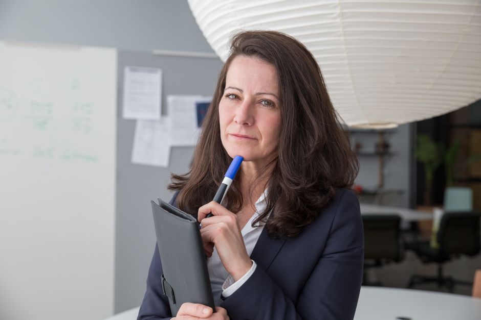 Een ondernemer die bezig is met financiële planning