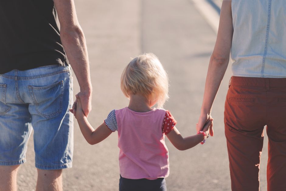 Een alleenstaande ouder met kinderen in een veilige omgeving