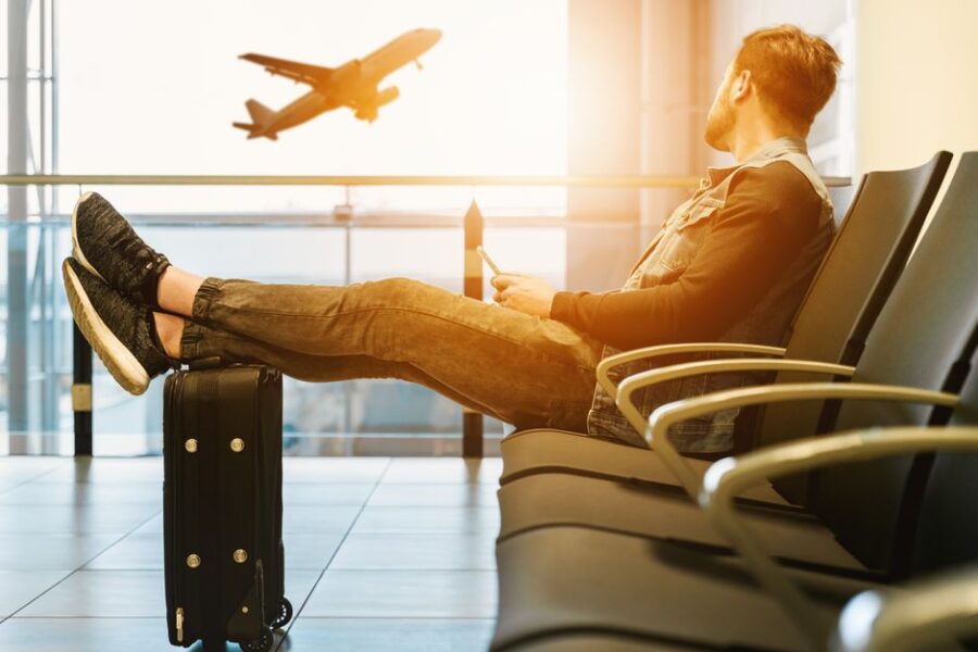 Avontuurlijke backpacker met een reiskoffer