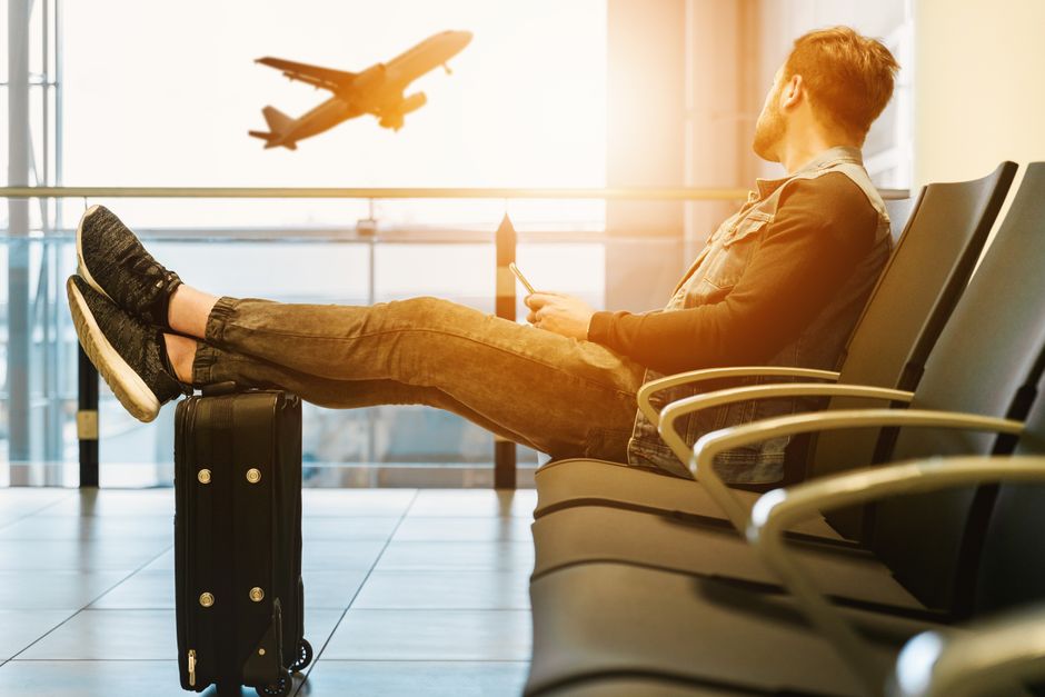 Avontuurlijke backpacker met een reiskoffer