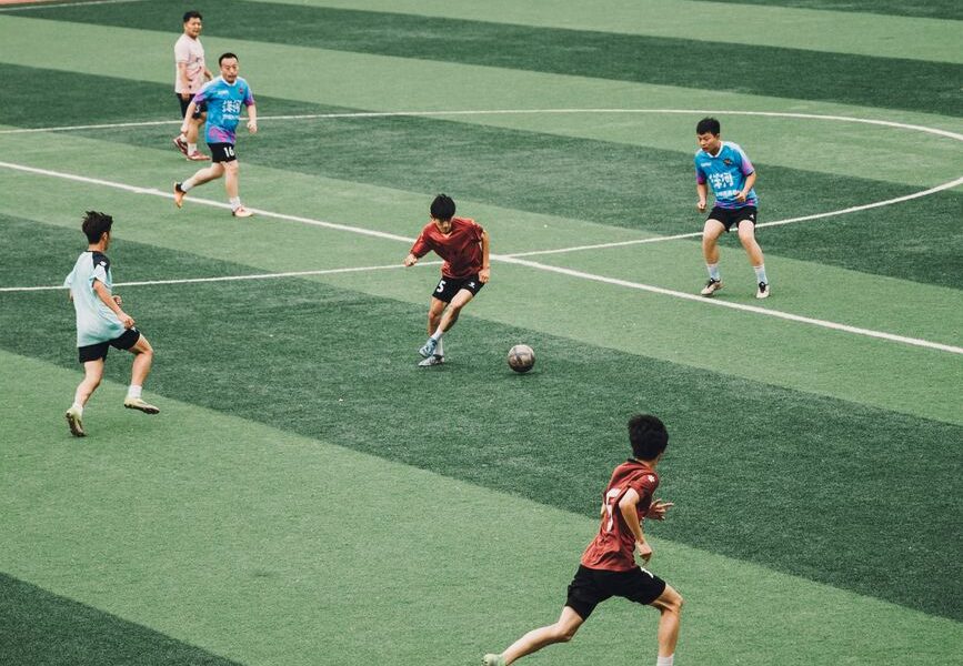 Sporters in een sportevenement die samenwerken en plezier hebben